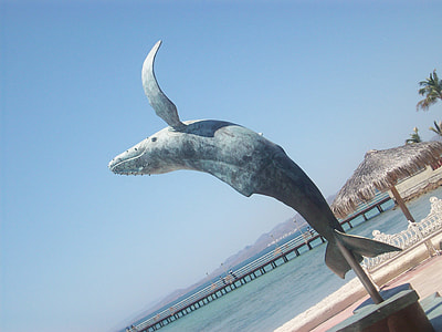 humpback whale statue thumbnail