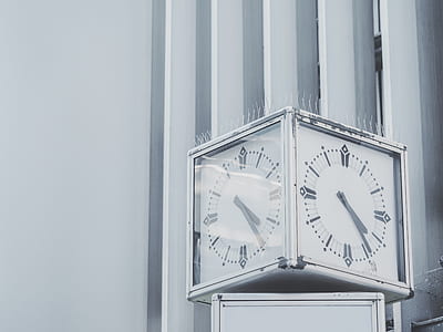 analog clock at 4:25 thumbnail