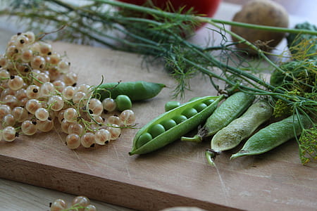 green peas on chopping board thumbnail