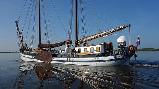 white sailboat thumbnail
