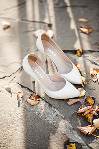 pair of women's pink pointed-toe pumps thumbnail