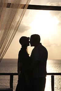 silhouette photography of man and woman kissing thumbnail