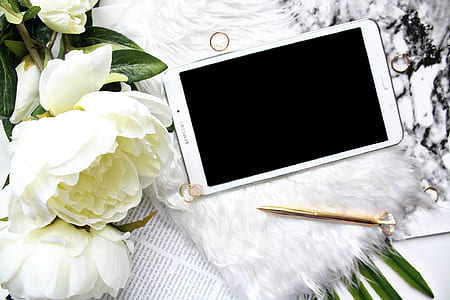 white Samsung Galaxy Tab thumbnail