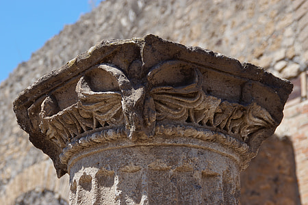selective focus of brown pillar thumbnail