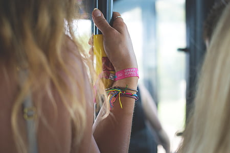 woman wearing pink rubber band thumbnail