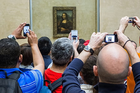 group of person taking photo of Mona Liza thumbnail