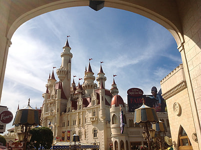 photography of gray concrete castle thumbnail