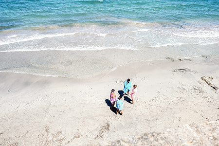 People on the beach in Italy thumbnail