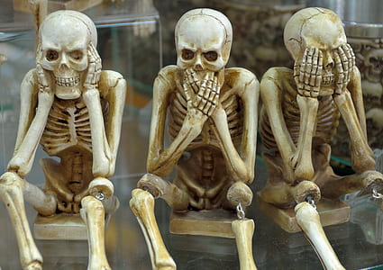 Three Wise Skeletons figurine thumbnail