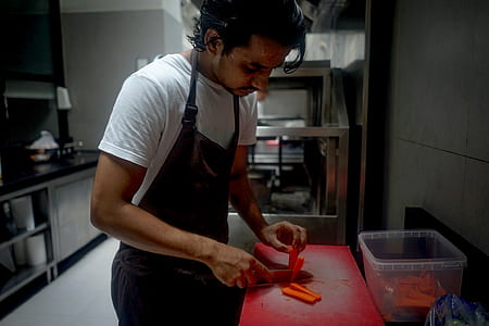 man slicing carrot thumbnail