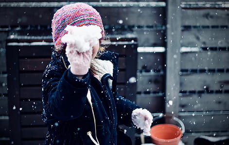 woman playing snow thumbnail