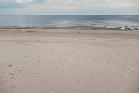 People on seacost thumbnail