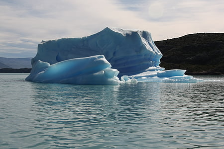 iceberg in body of water thumbnail