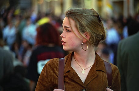 shallow focus photography of woman looking sideways thumbnail