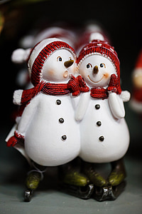 selective photography of snowman couple thumbnail