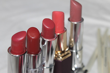 red and pink lipsticks thumbnail