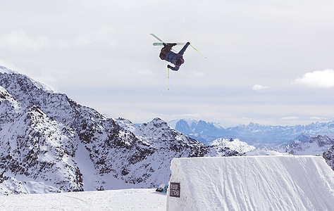 human doing ski during daytime thumbnail