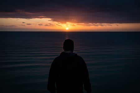photo of person watching sunset thumbnail