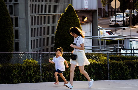 woman and girl running thumbnail