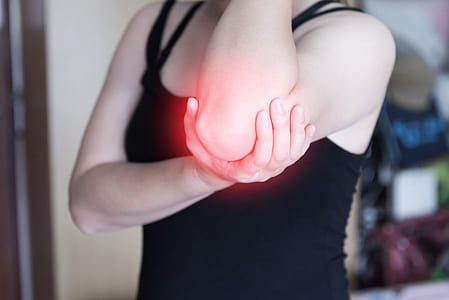 woman holding shoulder thumbnail