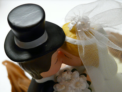 bride and groom kissing figurine thumbnail