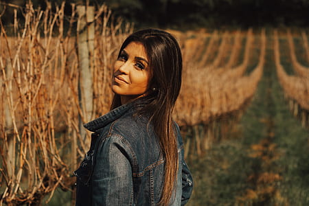 shallow focus photography of woman thumbnail