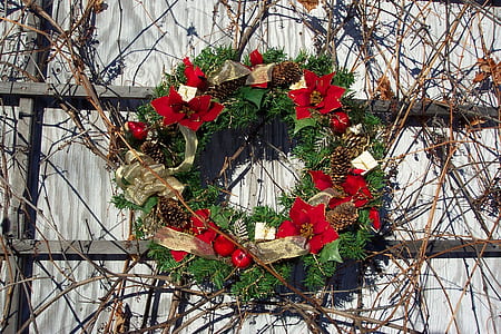 green and red wreath thumbnail