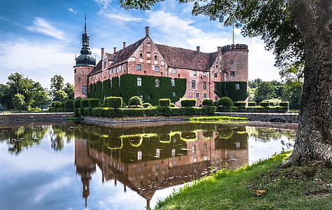 mansion in between bodies of water thumbnail