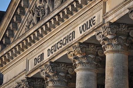 Dem Deutschen Volke engraved text near pillar posts thumbnail