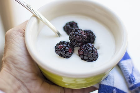 yogurt and black berry thumbnail