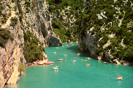 photo of boat on body of water thumbnail