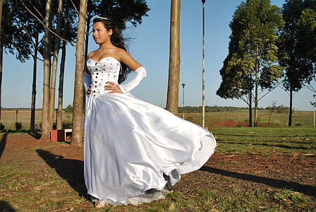 woman in white sweetheart satin gown thumbnail