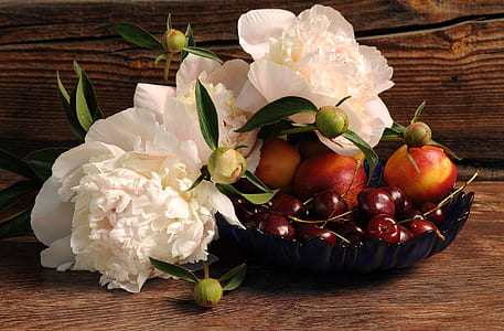 white flowers and red tomatoes thumbnail