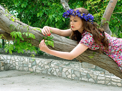 woman on tree branch thumbnail