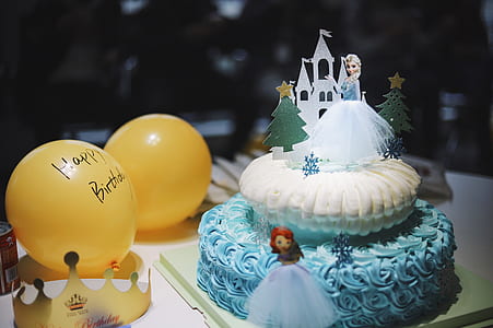 selective focus photography of Disney Frozen-themed cake thumbnail