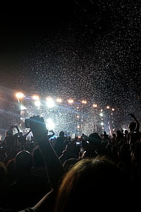 people watching concert thumbnail