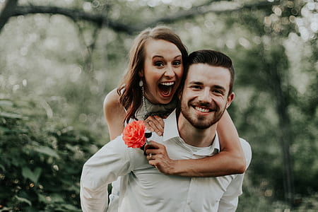 man carrying woman while smiling thumbnail