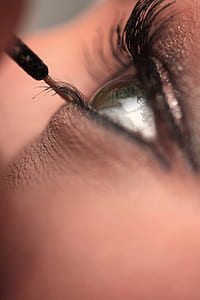 woman applying eyeliner thumbnail