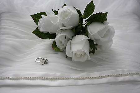five white rose flowers thumbnail