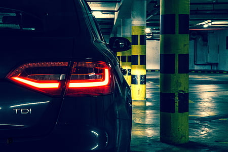closeup photography of vehicle taillight \ thumbnail