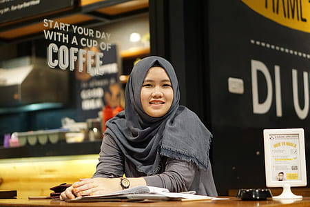 woman leaning on table thumbnail