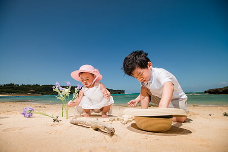 toddler wearing pink sunhat thumbnail