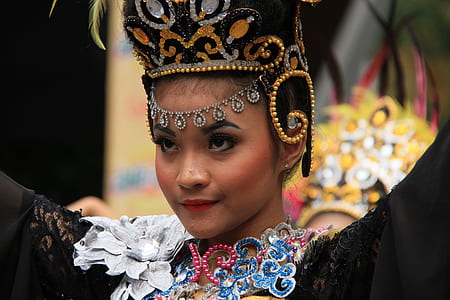 woman wearing black and brown headdress thumbnail