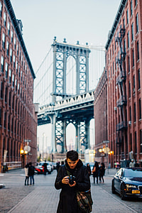 Photographer and the Brooklyn Bridge thumbnail