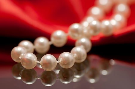 close-up photography of beaded white pearl necklace thumbnail