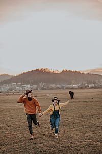 man and woman running together thumbnail