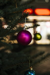 close-up photography of purple Christmas bauble thumbnail