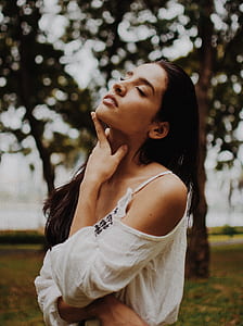 woman looking upward thumbnail