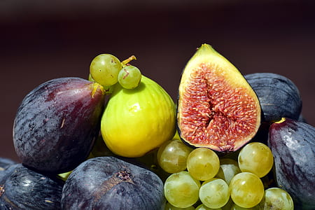 closeup photo of pomegranate fruits thumbnail
