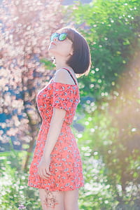 woman looking up thumbnail